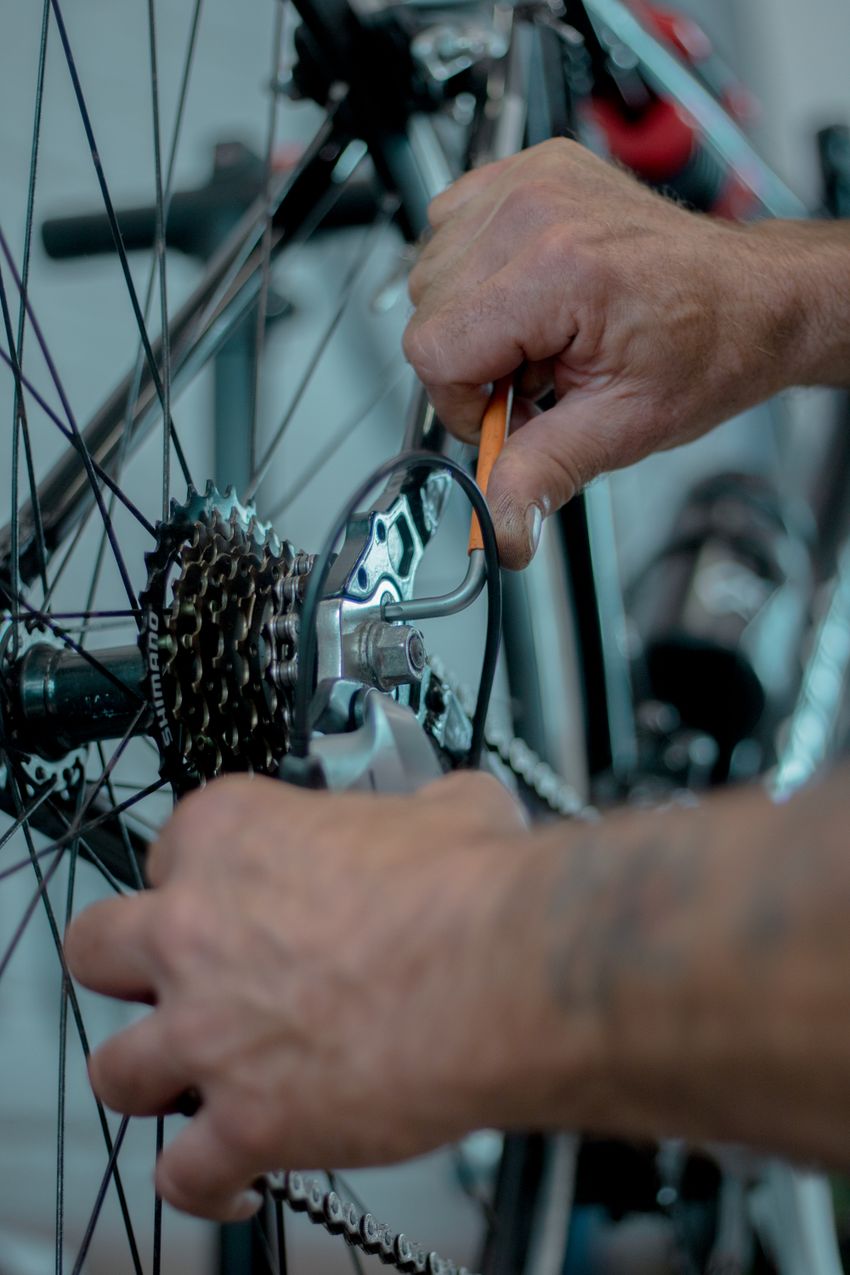 Manos ajustando una pieza de la rueda de una bicicleta
